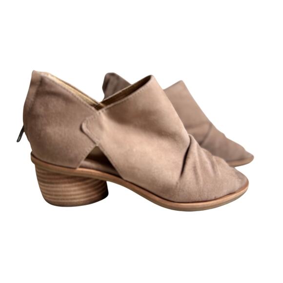 Sofft Catelyn bootie peep toe stone tan ruched suede stacked heel shootie Sz 9 - Picture 1 of 9